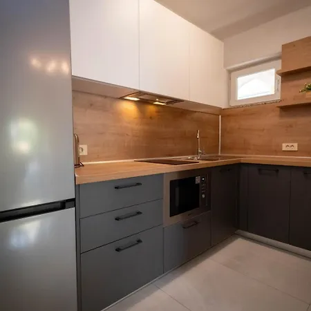 Apartment Serbecic 2 *