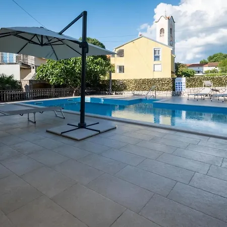 Apartment Serbecic 2 *