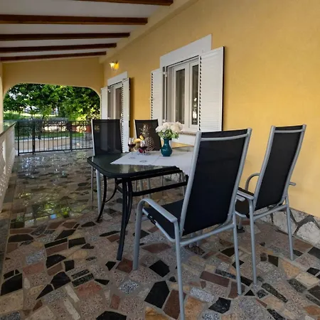 Apartment Serbecic 2 *